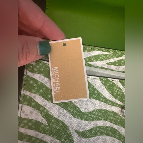 ✨ NEW MICHEAL KORS GREENWICH JUNGLE CROSSBODY NWT! - Picture 12 of 15